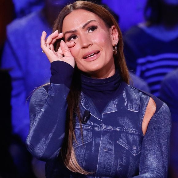 Maman de Liham, Adam et Noa nés de son mariage avec Hicham Bendaoud, Vitaa a accepté un nouveau challenge des plus surprenants puisque la chanteuse fait ses débuts à la télévision en tant qu'actrice dans la série musicale de TF1 et Netflix : "Tout pour la lumière". 

Exclusif - Vitaa - Enregistrement de l'émission "La boîte à secrets N°18" à Paris, présentée par Faustine Bollaert sur France 3
© Christophe Clovis / Bestimage