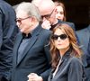 En plus de ses proches, d'innombrables personnalités publiques se sont retrouvées en ces lieux pour saluer une dernière fois l'homme en noir !  Le mot d'ordre ? Etre tout de noir vêtu comme Thierry Ardisson de son vivant.

Michel Drucker, Faustine Bollaert - Sorties des obsèques de Thierry Ardisson en l’église Saint-Roch de Paris, France, le 17 juillet 2025. © Clovis-Jacovides/Bestimage