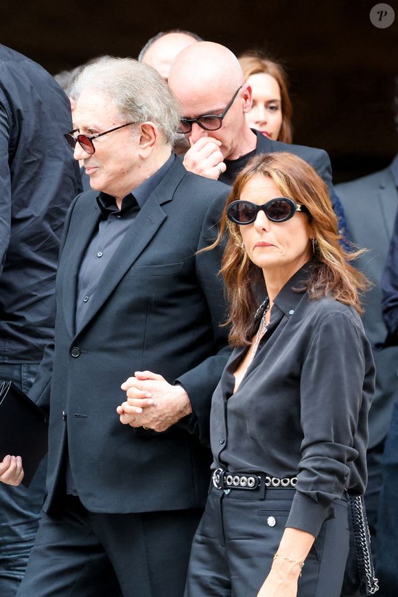 En plus de ses proches, d'innombrables personnalités publiques se sont retrouvées en ces lieux pour saluer une dernière fois l'homme en noir !  Le mot d'ordre ? Etre tout de noir vêtu comme Thierry Ardisson de son vivant.

Michel Drucker, Faustine Bollaert - Sorties des obsèques de Thierry Ardisson en l’église Saint-Roch de Paris, France, le 17 juillet 2025. © Clovis-Jacovides/Bestimage