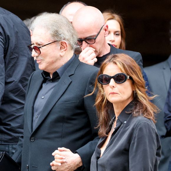 En plus de ses proches, d'innombrables personnalités publiques se sont retrouvées en ces lieux pour saluer une dernière fois l'homme en noir !  Le mot d'ordre ? Etre tout de noir vêtu comme Thierry Ardisson de son vivant.

Michel Drucker, Faustine Bollaert - Sorties des obsèques de Thierry Ardisson en l’église Saint-Roch de Paris, France, le 17 juillet 2025. © Clovis-Jacovides/Bestimage