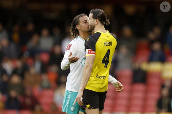 Sékou Mara de Southampton (à gauche) et Wesley Hoedt de Watford ont une altercation pendant le match du quatrième tour de l'Emirates FA Cup à Vicarage Road, Watford. Date de la photo : dimanche 28 janvier 2024. ©Nigel French/PA Wire.