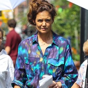 Katie, vêtue d’une tunique bleue à motifs associée à un jean et des baskets, semblait tout droit sortie d’une scène du film...

Katie Holmes et Suri Cruise ont été aperçues marchant ensemble sur le tournage de "Happy Hours"  à New York, avant que Katie ne commence à tourner. 7 août 2025 © Backgrid USA / Bestimage