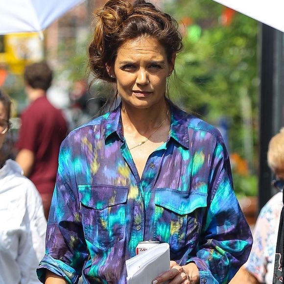 Katie, vêtue d’une tunique bleue à motifs associée à un jean et des baskets, semblait tout droit sortie d’une scène du film...

Katie Holmes et Suri Cruise ont été aperçues marchant ensemble sur le tournage de "Happy Hours"  à New York, avant que Katie ne commence à tourner. 7 août 2025 © Backgrid USA / Bestimage