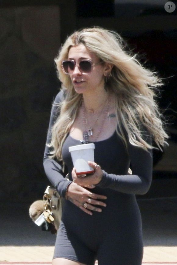 Il n'en fallait pas plus, pour les médias américains et anglo-saxons, pour en tirer des conclusions : "La fille unique du regretté Michael Jackson a confirmé qu'elle n'était plus fiancée au producteur de musique dans un message partagé sur X jeudi", a indiqué Page Six.

Exclusif - Paris Jackson, à Malibu, le 22 juin 2025. Backgrid USA / Bestimage