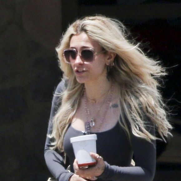 Il n'en fallait pas plus, pour les médias américains et anglo-saxons, pour en tirer des conclusions : "La fille unique du regretté Michael Jackson a confirmé qu'elle n'était plus fiancée au producteur de musique dans un message partagé sur X jeudi", a indiqué Page Six.

Exclusif - Paris Jackson, à Malibu, le 22 juin 2025. Backgrid USA / Bestimage