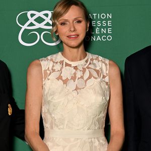 Charlene de Monaco a pris le temps de discuter avec des mamans et leurs nouveaux-nés.

 La princesse Charlene de Monaco lors du 19ème trou de golf de la Princess of Monaco Cup 2025 dans les Jardins des Boulingrins, Place du Casino à Monaco le 16 septembre 2025. © Bruno Bebert / Bestimage