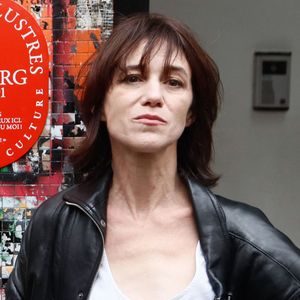 Les nuages vont-ils un jour se dissiper au dessus du 5 bis rue de Verneuil, à Paris ?

Ben Attal, Rachida Dati (ministre de la culture), Charlotte Gainsbourg lors de la cérémonie de dévoilement de la plaque "Maison des Illustres" de la Maison Gainsbourg à Paris, France. © Christophe Clovis/Bestimage