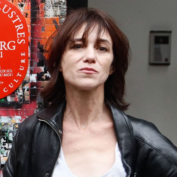 Les nuages vont-ils un jour se dissiper au dessus du 5 bis rue de Verneuil, à Paris ?

Ben Attal, Rachida Dati (ministre de la culture), Charlotte Gainsbourg lors de la cérémonie de dévoilement de la plaque "Maison des Illustres" de la Maison Gainsbourg à Paris, France. © Christophe Clovis/Bestimage