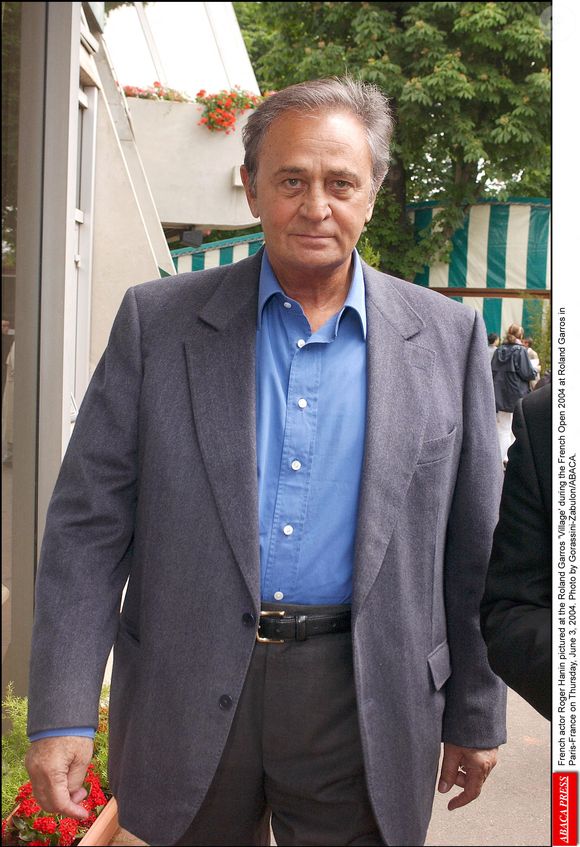Après la validation de cette filiation par le tribunal de Paris, David Greenwald a pu tisser des liens avec sa famille durant les deux dernières années avant la mort de Roger Hanin.  

L'acteur français Roger Hanin photographié au 'Village' de Roland Garros pendant les Internationaux de France 2004 à Roland Garros à Paris-France le jeudi 3 juin 2004. Photo par Gorassini-Zabulon/Abaca