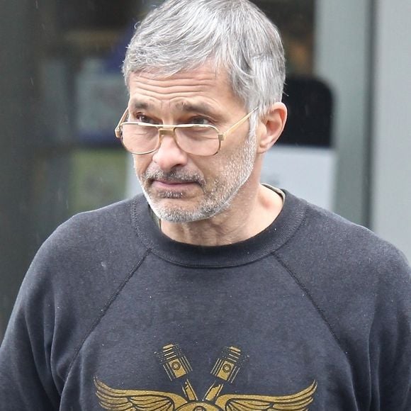 Olivier Martinez fait ses courses au supermarché "Bristol Farms" à Beverly Hills, sans oublier d'acheter une baguette, le 6 avril 2020.