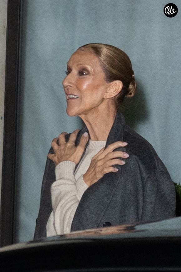 Céline Dion est de retour à l'hôtel Royal Monceau et salue ses fans à Paris le 3 octobre 2026. © Pierre Perusseau / Bestimage