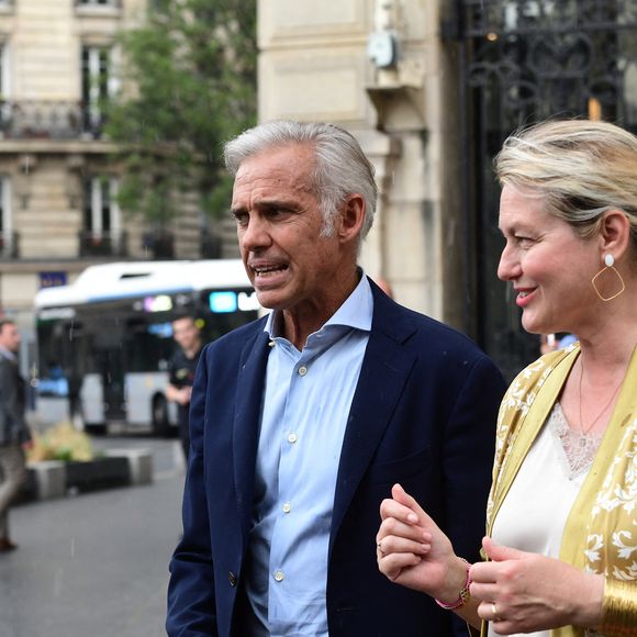 Paul Belmondo et Luana - Mariage de Claude Lelouch à la mairie du 18ème à Paris. Le 17 juin 2023 Agence / Bestimage