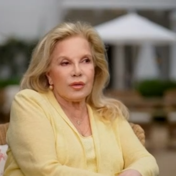 Dans la maison de Sylvie Vartan à Beverly Hills, on trouve un objet très stylé à moins de 30 euros !