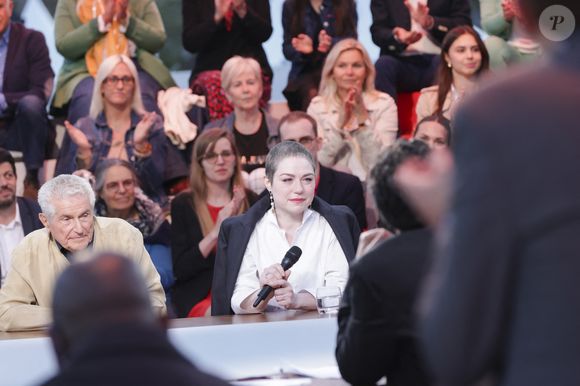 Exclusif -  Claude Lelouch, Emilie Dequenne sur le plateau de l'émisson "C à vous" lors du 77ème Festival International du Film de Cannes le 15 mai 2024.
© Jack Tribeca / Bestimage