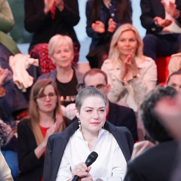 Exclusif -  Claude Lelouch, Emilie Dequenne sur le plateau de l'émisson "C à vous" lors du 77ème Festival International du Film de Cannes le 15 mai 2024.
© Jack Tribeca / Bestimage