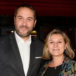 Une épreuve dans laquelle le présentateur peut compter sur le réconfort de son épouse, Catherine.

Bruce Toussaint et sa femme Catherine - Soirée "Stars et Saveurs" à l'occasion de la nouvelle carte élaborée par le chef Pierre Gagnaire au Fouquet's à Paris le 12 octobre 2015.

©Bestimage