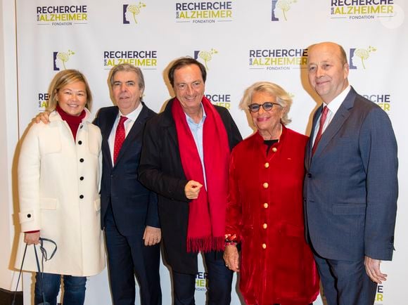 Mais si l'homme entrait à l'Elysée, qui serait donc la Première dame qui l'accompagnerait ? 

Natalia Olzoeva, le professeur Bruno Dubois, Michel-Edouard Leclerc, Véronique de Villèle et le docteur Olivier de Ladoucette - People au concert du 13ème Gala 2018 de l'Association pour la Recherche sur Alzheimer à la salle Pleyel à Paris le 12 février 2018. L’intégralité des bénéfices de cette soirée servira à financer la recherche sur la maladie d’Alzheimer. © Coadic Guirec-Pierre Perusseau/Bestimage