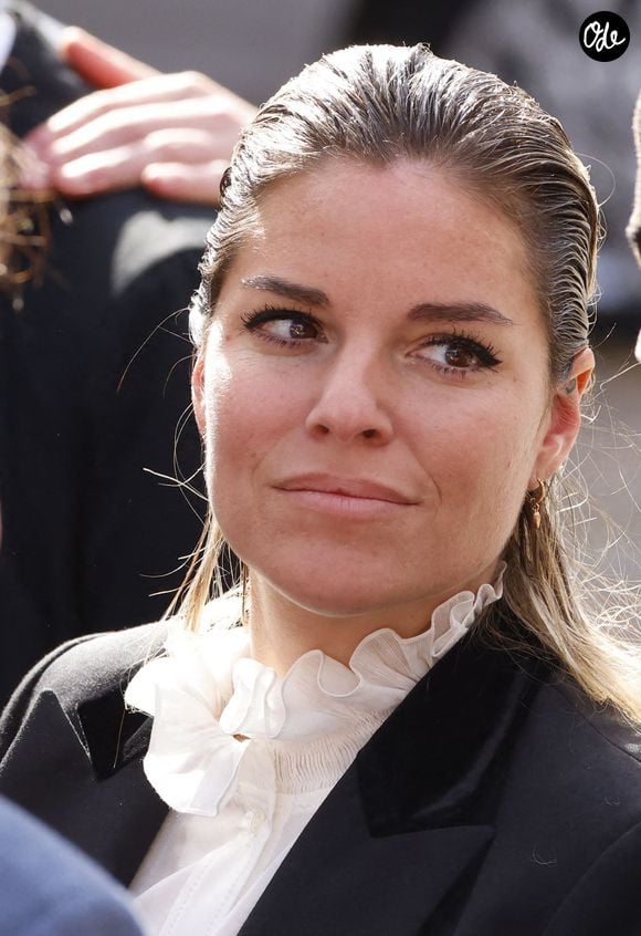 "Daddy est dans le soleil" 

Sophie Tapie (Fille du défunt) - Sorties de la messe funéraire en hommage à Bernard Tapie en l'église Saint-Germain-des-Prés à Paris. Le 6 octobre 2021
© Jacovides-Moreau / Bestimage
