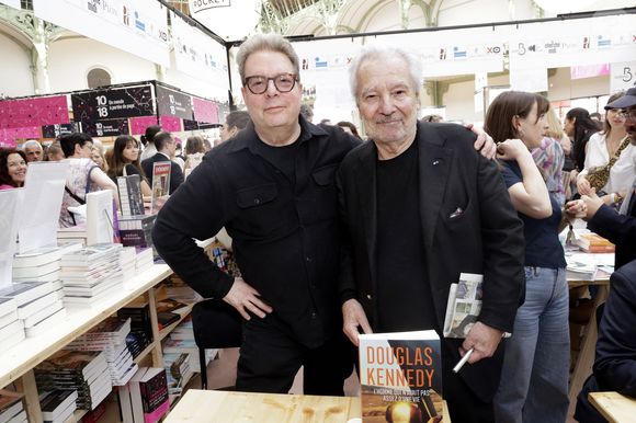 Douglas Kennedy et  Pierre Arditi en dédicace lors du 5ème festival du Livre de Paris au Grand Palais (17 - 19 avril 2026) à Paris, le 19 avril 2026. 
© Cédrice Perrin / Bestimage