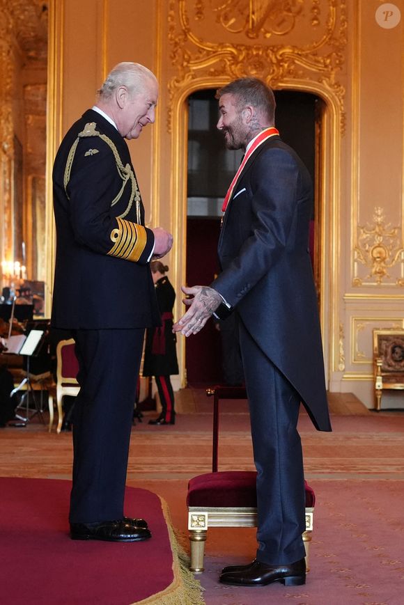 Sir David Beckham est fait Chevalier Bachelor par le roi Charles III lors d'une cérémonie d'investiture au château de Windsor, dans le Berkshire. Cette distinction récompense les services rendus au sport et à la charité. Date de la photo : mardi 4 novembre 2025. Photo par Jonathan Brady/PA Wire/ABACAPRESS.COM