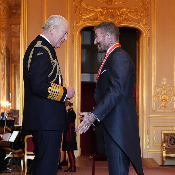 Sir David Beckham est fait Chevalier Bachelor par le roi Charles III lors d'une cérémonie d'investiture au château de Windsor, dans le Berkshire. Cette distinction récompense les services rendus au sport et à la charité. Date de la photo : mardi 4 novembre 2025. Photo par Jonathan Brady/PA Wire/ABACAPRESS.COM
