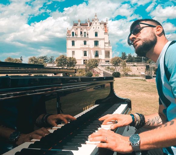 Michal au piano dans le parc du château de Valmy près d'Argelès-sur-Mer le 7 juin 2019 à l'occasion du mariage de François-Xavier Demaison et Anaïs Tihay.