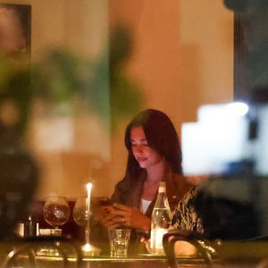 Exclusif - La chanteuse et compositrice Dua Lipa est vue après un dîner élégant avec son fiancé, Callum Turner, et le musicien Andrew Wyatt à Los Angeles lors d'une soirée ensemble.
Crédit : Backgrid USA / Bestimage