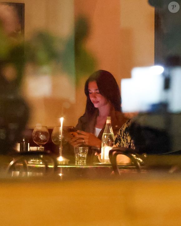 Exclusif - La chanteuse et compositrice Dua Lipa est vue après un dîner élégant avec son fiancé, Callum Turner, et le musicien Andrew Wyatt à Los Angeles lors d'une soirée ensemble.
Crédit : Backgrid USA / Bestimage
