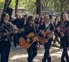 Il y a une semaine, Raoul Chichin assistait aux obsèques de sa maman au cimetière de Montmartre

Raoul Chichin (2ème en partant de la droite) joue de la guitare à son arrivée pour les obsèques de sa mère Catherine Ringer, la chanteuse des Rita Mitsouko, au cimetière de Montmartre, dans le 18ème arrondissement de Paris, France, le 19 septembre 2026. © Bestimage