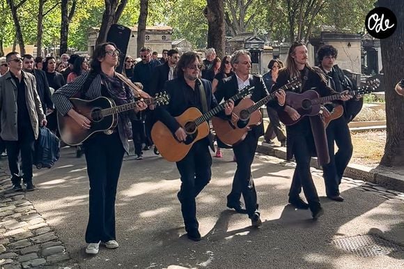 Il y a une semaine, Raoul Chichin assistait aux obsèques de sa maman au cimetière de Montmartre

Raoul Chichin (2ème en partant de la droite) joue de la guitare à son arrivée pour les obsèques de sa mère Catherine Ringer, la chanteuse des Rita Mitsouko, au cimetière de Montmartre, dans le 18ème arrondissement de Paris, France, le 19 septembre 2026. © Bestimage
