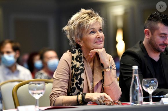 Elle est aussi revenue sur ses anciennes relations amoureuses, précisant : "Je garde une tendresse pour mes amours passés".

Véronique Jannot au Palais de la Méditerranée à Nice, le 21 novembre 2021. 

Photo : Bruno Bebert / Bestimage
