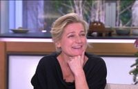 Anne-Elisabeth Lemoine et Jean Dujardin ont été vivement surpris en direct dans "C à vous" par les mots forts et un peu crus de la chanteuses Yseult.