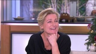 Anne-Elisabeth Lemoine et Jean Dujardin ne savent plus quoi dire, ou presque, devant le craquage d'une invitée dans C à vous