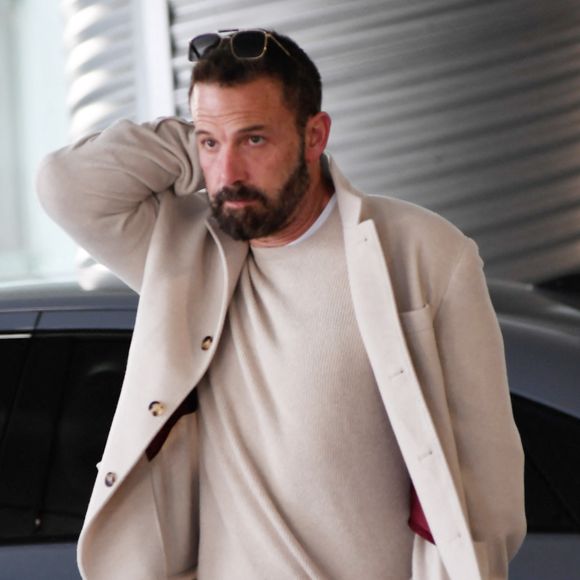 Et Ana de Armas n'est autre que l'une des exs de Ben Affleck.
Ben Affleck emmène son enfant Fin à l'aquarium de Long Beach à Los Angeles. L'acteur américain de 52 ans était habillé de façon décontractée avec une veste crème et un pantalon blanc. Il s'est assis sur le siège passager et Fin les a conduits tous les deux avec une petite amie.
©The ImageDirect / Bestimage
