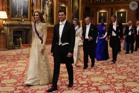 Tiffany Trump se trouvait quelques rangs plus loin tandis que son mari était aux bras de la princesse de Galles. 

Les membres de la famille royale et leurs invités arrivent au banquet d'Etat organisé pour Donald et Melania Trump au château de Windsor. © PA Photo/ Bestimage