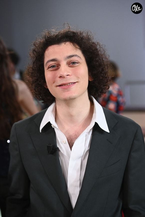 L'humoriste Roman Doduik faisait également partie des personnalités conviées par Michel Drucker pour cette émission enregistrée le 22 septembre au studio Rive Gauche.

Roman Doduik lors de l'enregistrement de l'émission "Vivement dimanche" édition spéciale intitulée 'Sagas familiales' au studio Rive gauche, présentée par M.Drucker et diffusée le 27 septembre sur France 3, à Paris, France, le 22 septembre 2026. © Guillaume Gaffiot/Bestimage