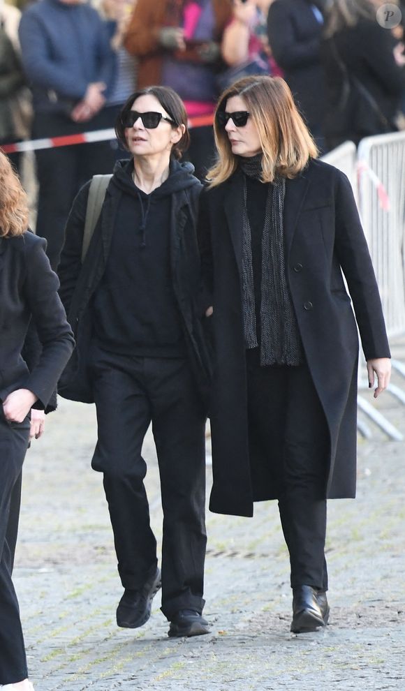 Géraldine Pailhas et Chiara Mastroianni - Obsèques de Nathalie Baye en l'église Saint-Sulpice à Paris le 23 avril 2026. Clement Prioli / Bestimage