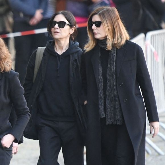 Géraldine Pailhas et Chiara Mastroianni - Obsèques de Nathalie Baye en l'église Saint-Sulpice à Paris le 23 avril 2026. Clement Prioli / Bestimage