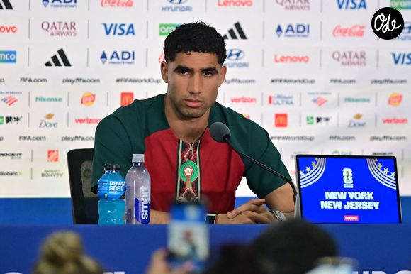 MetLife Stadium NEW JERSEY (NY), 12/06/2026 - SPORTS/COUPE DU MONDE : FOOTBALL - MAROC - Le joueur Achraf Hakimi, accompagné de l'entraîneur Mohamed Ouahbi, lors d'une conférence de presse tenue dans la salle de presse du MetLife Stadium, dans le New Jersey, le vendredi 12 juin après-midi. L'équipe se prépare à affronter le Brésil (BRA) lors de la première journée du Groupe C de la Coupe du Monde de la FIFA 2026 ( © PsnewZ / Bestimage