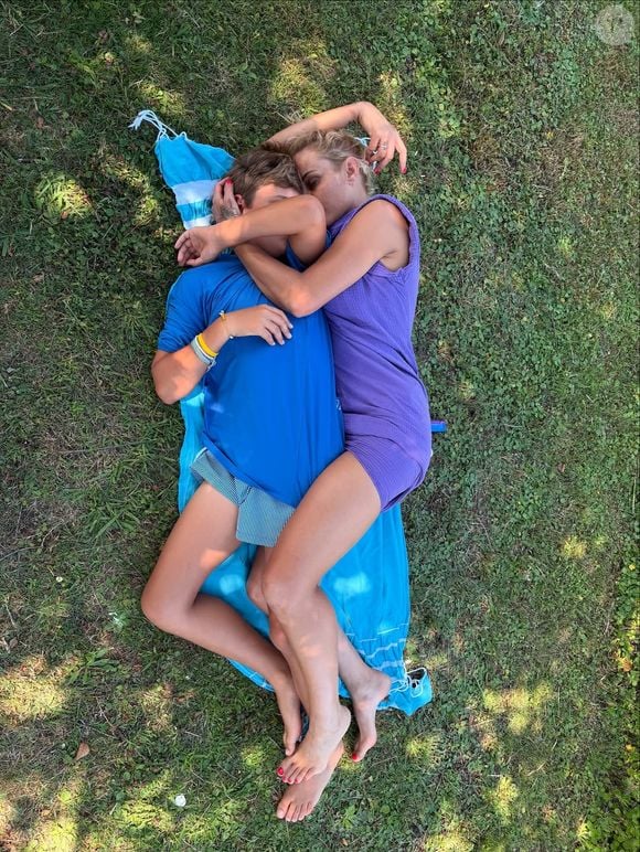 comme celles qu'elle a vécues plus jeune : le camping !

Elodie Gossuin en vacances en famille