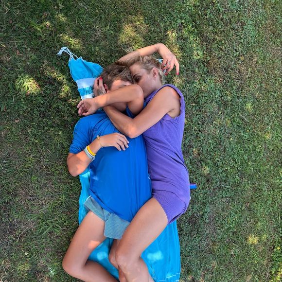 comme celles qu'elle a vécues plus jeune : le camping !

Elodie Gossuin en vacances en famille