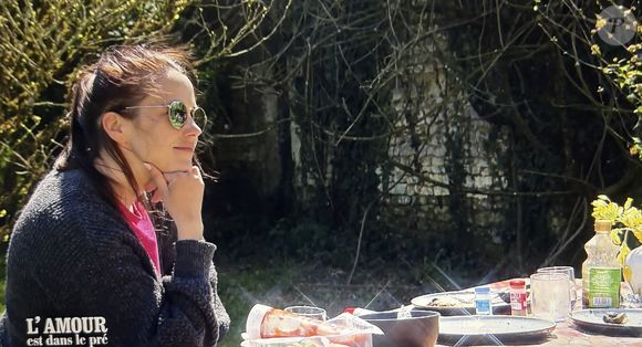Julien (L'amour est dans le pré) avec ses prétendantes Coralie et Louise.