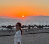 L'animatrice a d'abord publié un cliché, où elle apparaît vêtue d'une magnifique longue robe blanche bohème en dentelle, un élégant panier à la main, elle prend la pose les pieds dans le sable, sublimée par un coucher de soleil incandescent qui plonge dans l'océan Atlantique. 

Helene Mannarino et Thomas Mekhiche en vacances ensemble à Comporta.
