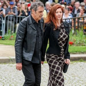 Julien Clerc et sa compagne Hélène Grémillon - Arrivées aux obsèques de l'auteure-compositrice-interprète et actrice française Françoise Hardy au crématorium du cimetière du Père-Lachaise à Paris, France, le 20 juin 2024. © Jacovides-Moreau/Bestimage