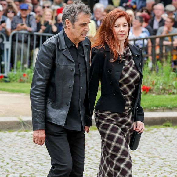 Julien Clerc et sa compagne Hélène Grémillon - Arrivées aux obsèques de l'auteure-compositrice-interprète et actrice française Françoise Hardy au crématorium du cimetière du Père-Lachaise à Paris, France, le 20 juin 2024. © Jacovides-Moreau/Bestimage