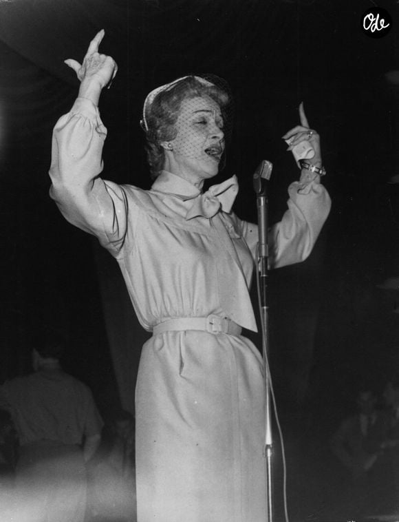 6 juin 1956 – Marlene Dietrich répète l'une de ses chansons sur la scène du London Palladium, en vue du spectacle caritatif réunissant plusieurs vedettes, organisé le soir même. (Crédit photo : Keystone Press Agency / ZUMA Press Wire)
