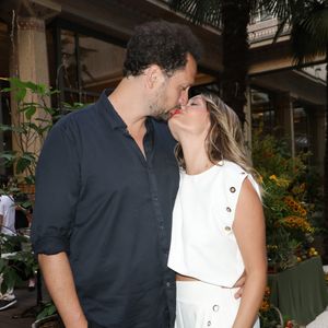 Exclusif - Éric Antoine et sa compagne Gennifer Demey lors de l'inauguration Le Patio by Norbert Tarayre au Prince de Galles à Paris, France, le 4 juillet 2025. © Coadic Guirec/Bestimage