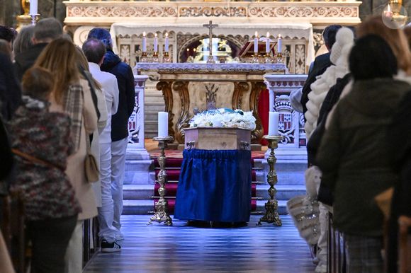 Le cercueil de la défunte aux obsèques d'Evelyne Leclercq en la cathédrale Sainte-Réparate de Nice, France. Une tenue blanche ou claire est souhaitée pour la cérémonie. Ni fleurs, ni couronnes. Selon la volonté de la défunte Evelyne, des dons en faveur du pôle cancérologie Arnault Tzanck pourront être effectués par chèque à l'ordre de FDD AAT ou via un lien numérique HelloAsso - Campagne de dons, Institut du Cancer de Mougins. 

© Bruno Bebert/Bestimage