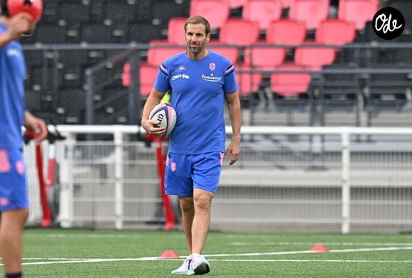 La journaliste suit ensuite le sportif à Toulon puis à Paris, avant leur mariage en 2010.

Gonzalo Quesada à Lyon le 24 septembre 2022. Crédit Frederic Chambert / Panoramic / Bestimage