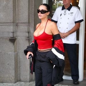 Selon "The Lyst", les recherches pour la tong haut de gamme ont même bondi de 162 %, faisant d'elle la pièce la plus traquée par les fashions du monde entier.

Kim Kardashian est photographiée à Rio de Janeiro, au Brésil.

© Backgrid USA / Bestimage